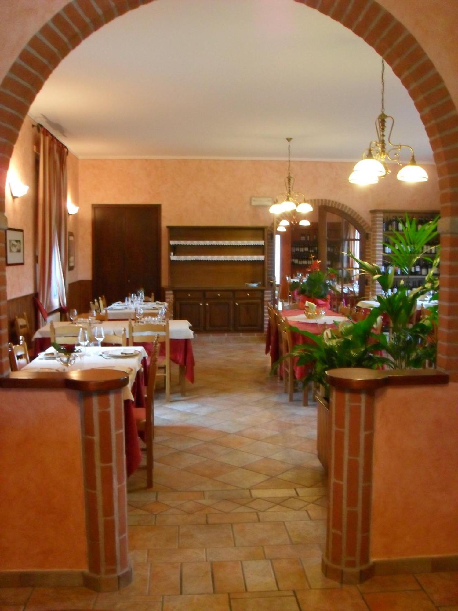 Ristorante Albergo Da Maurizio Cravanzana Exterior foto