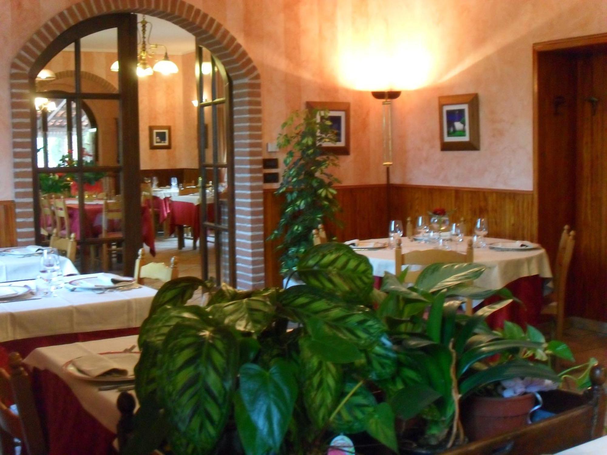 Ristorante Albergo Da Maurizio Cravanzana Exterior foto