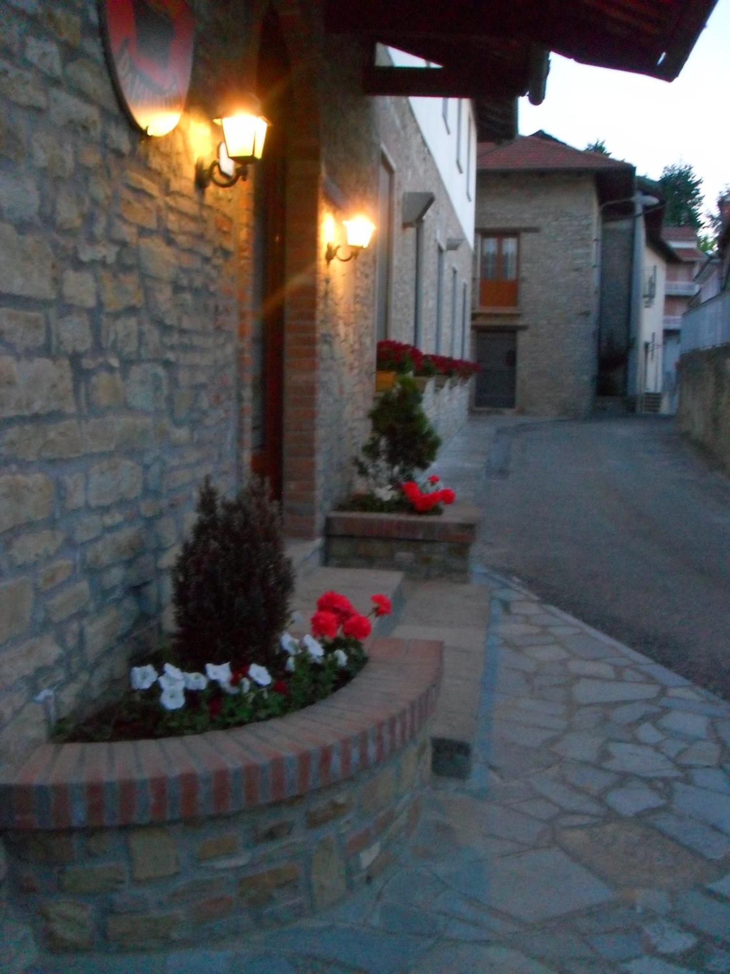 Ristorante Albergo Da Maurizio Cravanzana Exterior foto