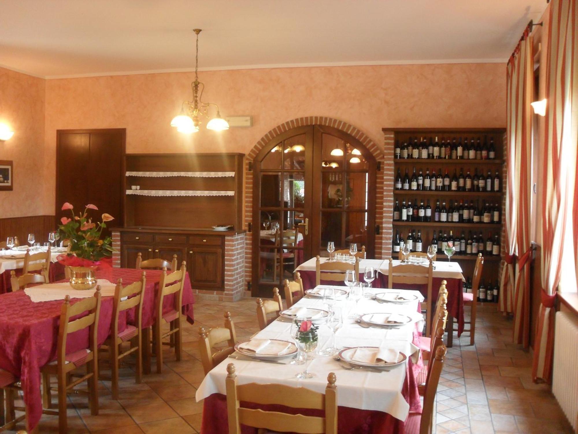 Ristorante Albergo Da Maurizio Cravanzana Exterior foto