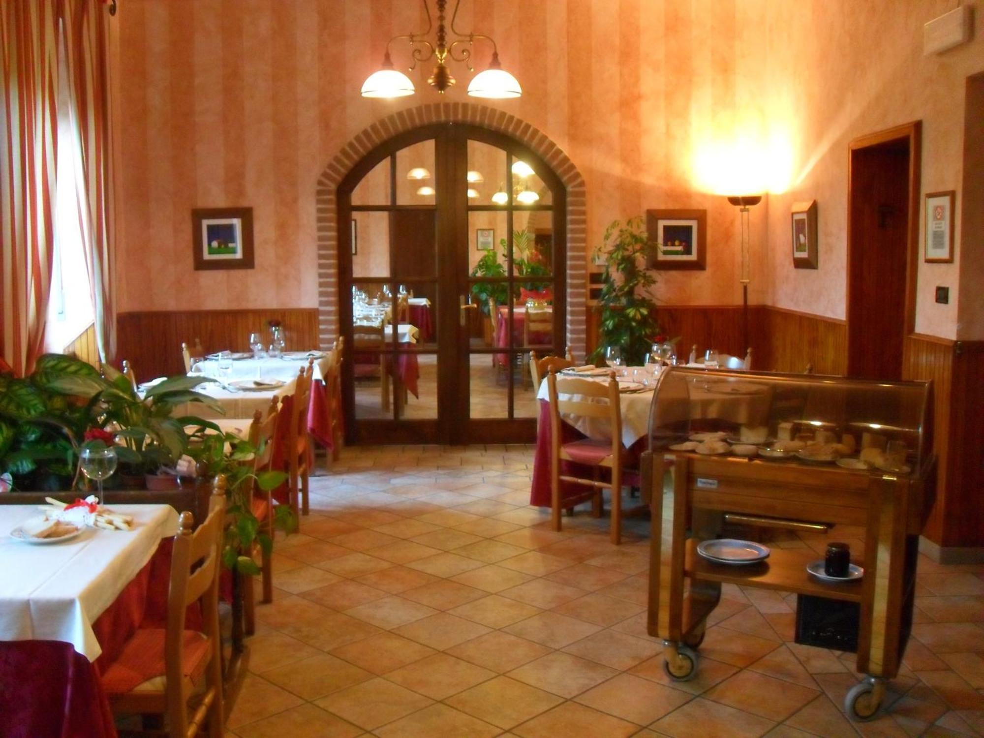 Ristorante Albergo Da Maurizio Cravanzana Exterior foto