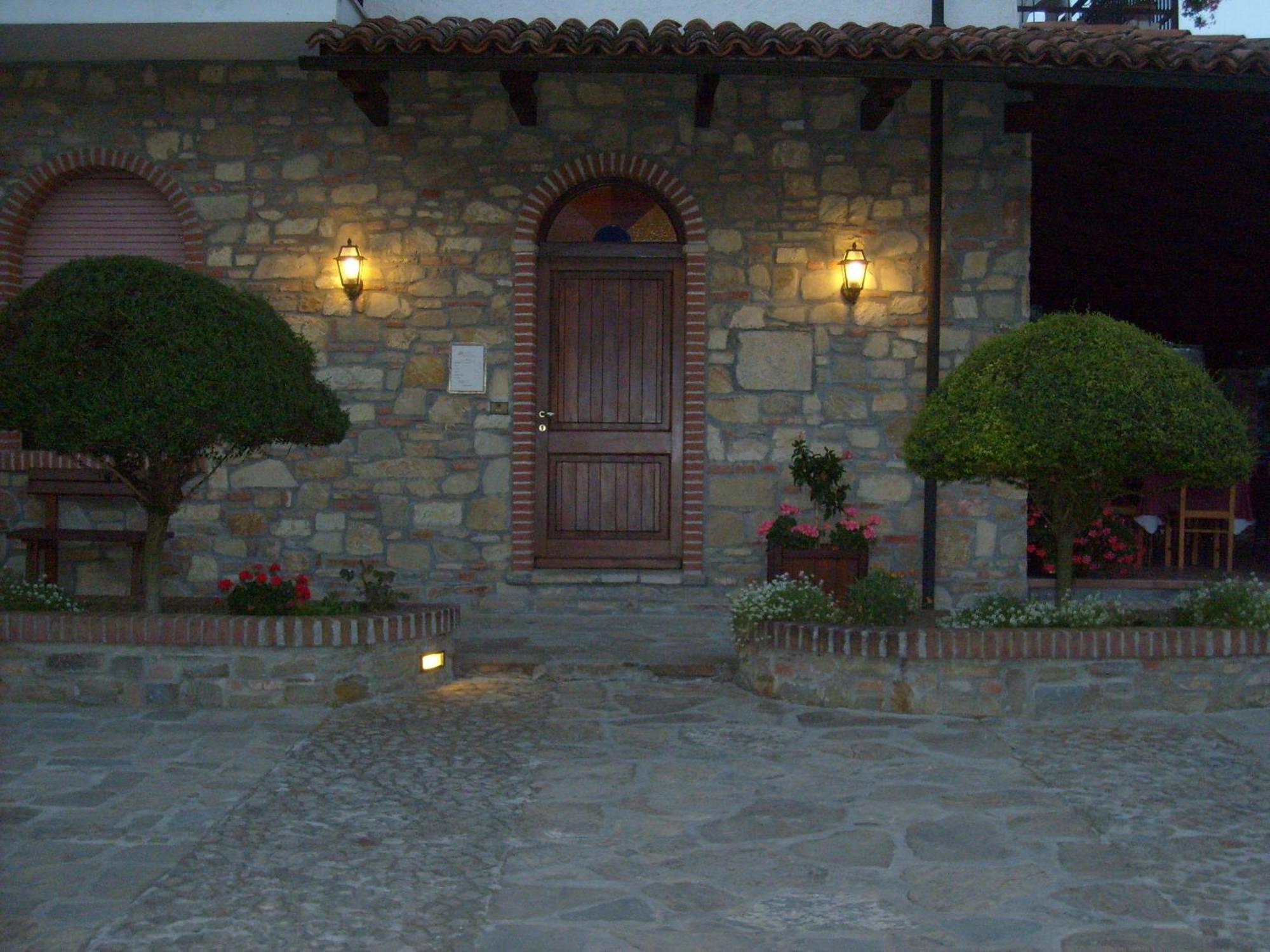 Ristorante Albergo Da Maurizio Cravanzana Exterior foto